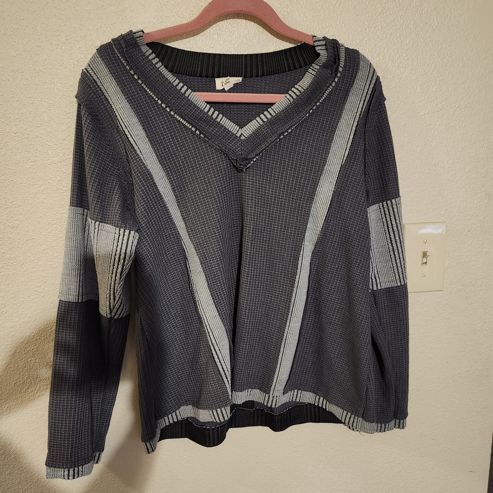 POL Women's Waffle Knit Long Sleeve V-Neck Pullover in Charcoal and Light Gray